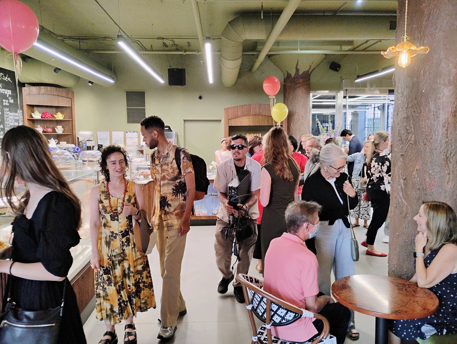 Vjosa Market visitors and cafe crowd